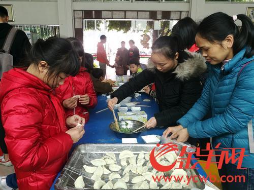 “红领巾”念亲恩,一碗饺子暖父母心