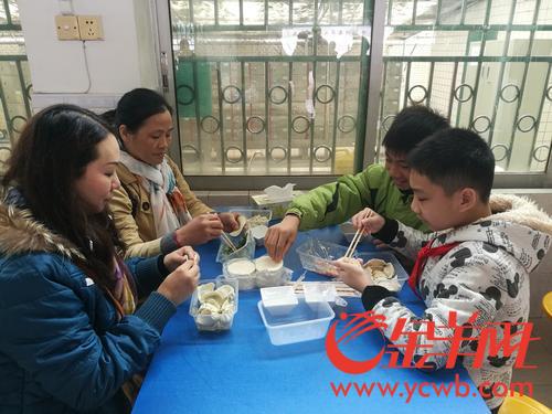 “红领巾”念亲恩,一碗饺子暖父母心